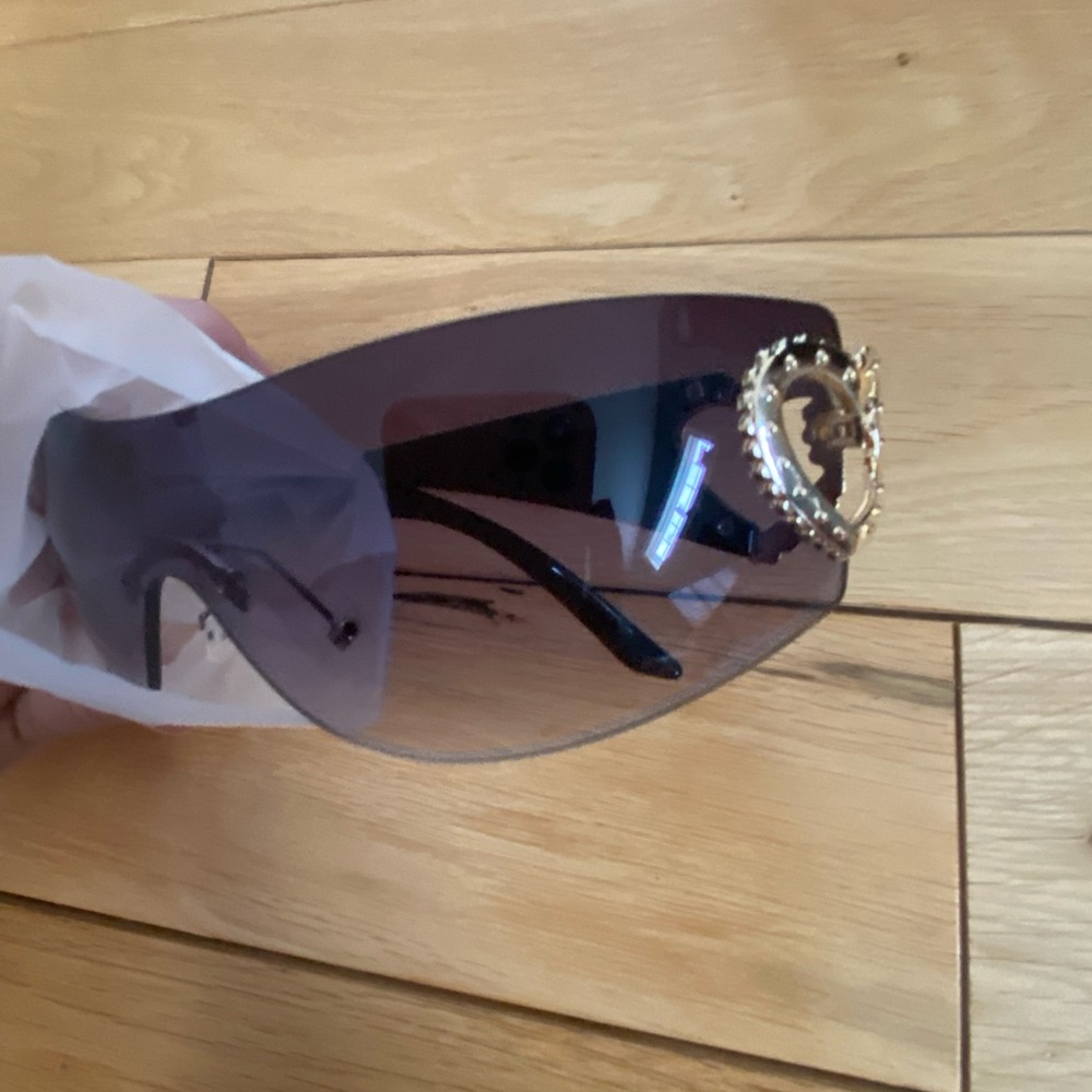 Elegant Black and Gold Sunglasses for a Sophisticated Look
